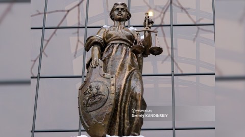 Rusiyada müharibəyə gedən müttəhimlərin məhkəmələrdəki işi dayandırıla bilər