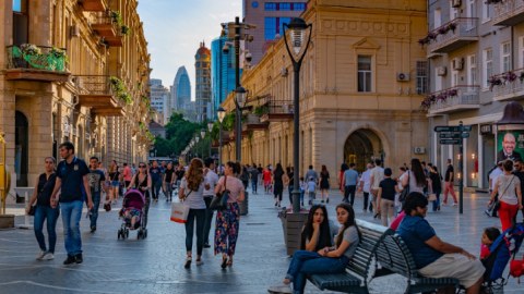 Əhali daha çox şəhərlərdə yaşayır