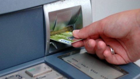 73 yaşlı kişini aldadıb pulunu oğlurladı