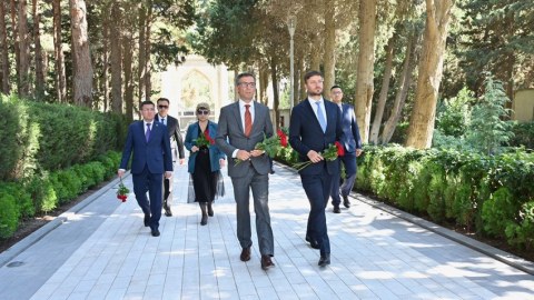 Qazaxıstan Senatının üzvləri Fəxri və Şəhidlər xiyabanlarında