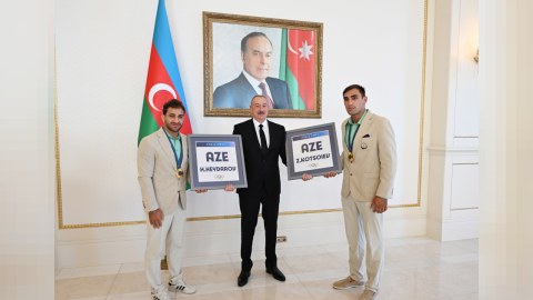 Hidayətlə Zelimdən Prezidentə hədiyyə&nbsp;- FOTO