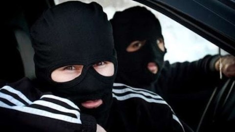 Ələ keçirdikləri pulla özlərinə “Porsche”, “İnfiniti” alıblarmış...