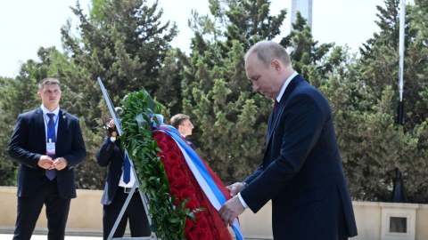 Putin Fəxri və Şəhidlər Xiyabanlarında - VİDEO