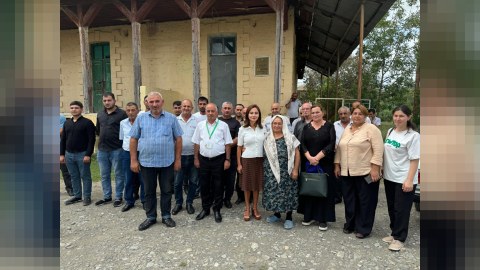 Əminə Ağazadə seçicilərilə bir arada