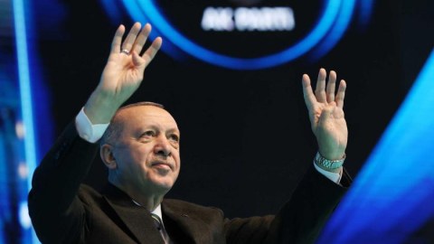 2 deputat və 13 bələdiyyə sədri AKP-yə QOŞULDU