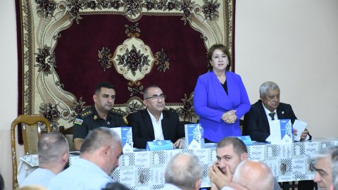 Mehriban Vəliyeva 11-ci mikrorayon seçiciləri ilə görüşdə - FOTO