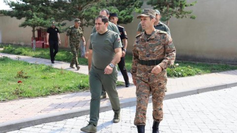 Papikyan hərbi hissəyə baş çəkib