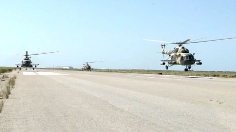 Helikopterlər şərti düşmənin yerüstü hədəflərini məhv etdilər - VİDEO