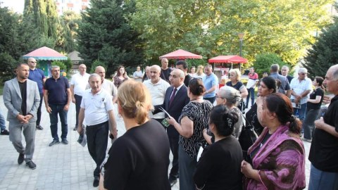 Azay Quliyevin məhəllə görüşləri davam edir, 7-ci mikrorayonda coşqulu qarşılanma