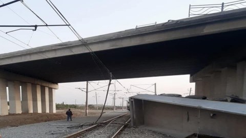 Yük avtomobili körpüdən aşaraq dəmir yolu xəttinin üzərinə düşdü