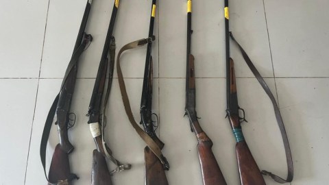 Sənədsiz silahlarını polisə təhvil verdilər