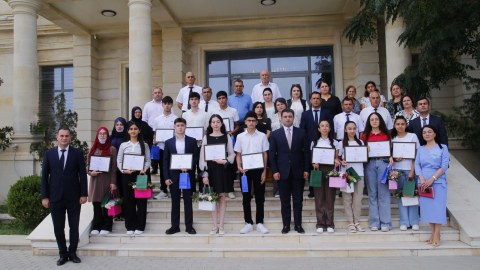 Neftçalada yüksək bal toplayan məzunlarla görüş - FOTO