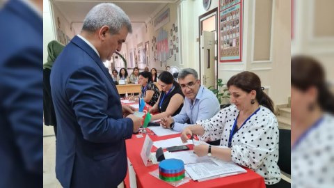 Fazil Mustafa səsvermədə...