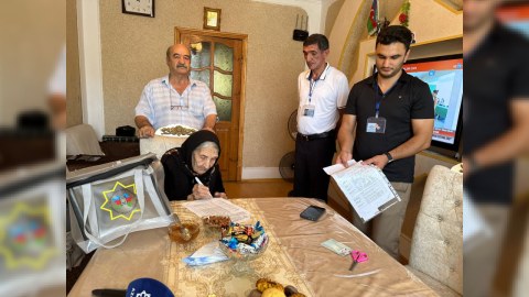 Sumqayıtda 101 yaşlı qadın səs verdi - FOTO