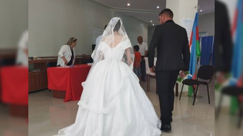 Bəy-gəlin paltarında səs verdilər - FOTO
