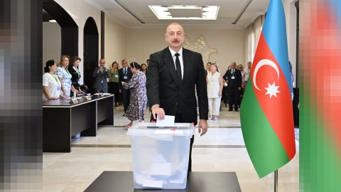 Prezident və ailəsi səs verdi - VİDEO