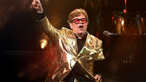 Elton Con kor olub