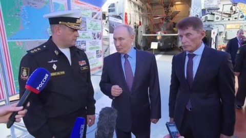 Putin Vladivastokda hərbi bazaya baş çəkib, tapşırıqlar verib