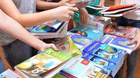Nazirlik dərsliklərlə bağlı valideynlərə müraciət etdi