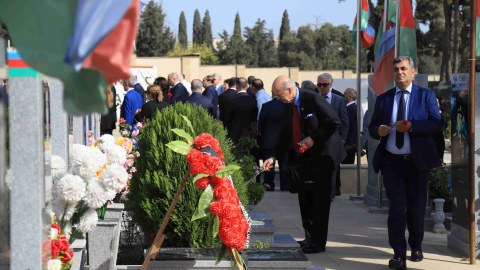 Xaricdə yaşayan azərbaycanlı alimlər Şəhidlər Xiyabanını ziyarət edib