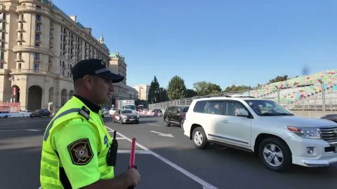 Polis hərəkətin intensiv olduğu yollarda gücləndirilmiş rejimdə çalışır - VİDEO