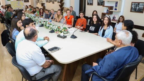 Rektor Yay məktəbini bitirən xarici tələbələrlə görüşdü - FOTO