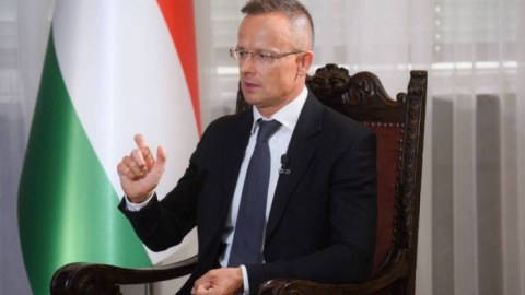 Macarıstanın xarici işlər naziri Ermənistandadır