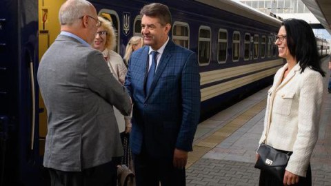 Estoniya prezidenti Ukraynada