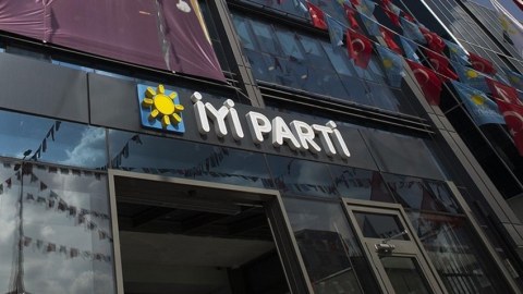 Türkiyənin müxalif partiyasında kütləvi İSTEFALAR