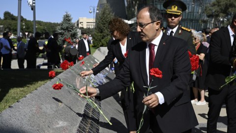 Səfirliyin əməkdaşlar “Türk şəhidliyi” abidəsini ziyarət edib - FOTO
