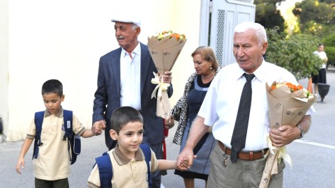 Uşaq evinin birinciləri ahıllarla birgə məktəbə yollandılar&nbsp;&nbsp;- FOTO