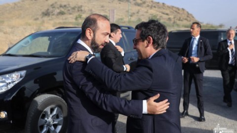 Mirzoyan Fransa xarici işlər naziri ilə regionu müzakirə etdi