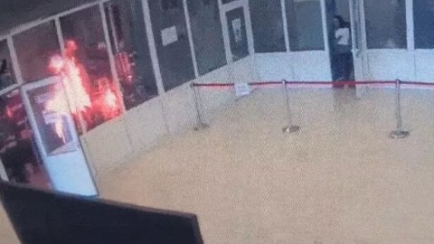 Parlament binasını yandırıb qaçdı - 300 nəfər...