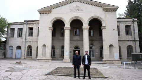 Prezident Xankəndi Dövlət Dram Teatrının binasında görüləcək işlərlə tanış olub