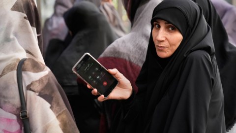 Livanda partlayışlardan qorxaraq telefonları söndürürlər