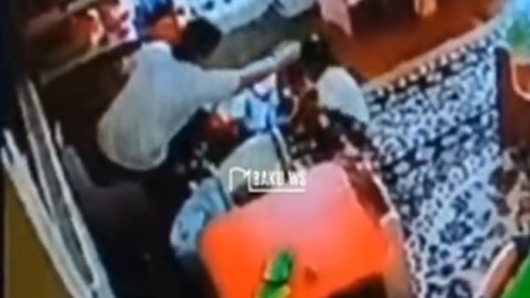 Bağçada azyaşlıya kobud davrananlar işdən çıxarıldı - VİDEO