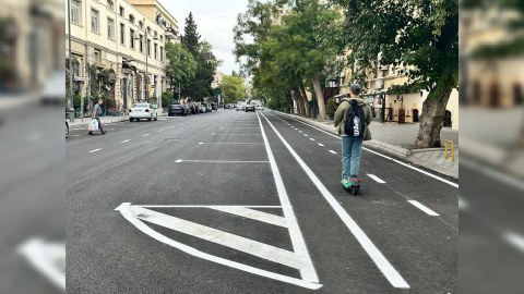 Bakının Xaqani küçəsində velosiped zolağı çəkilib
