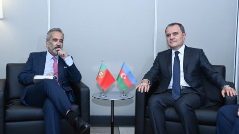 Ceyhun Bayramov həmkarı ilə sülhdən danışdı