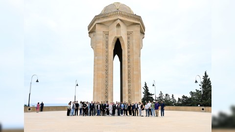 Multikulturalizm Məktəbinin iştirakçıları Fəxri və Şəhidlər xiyabanlarında...
