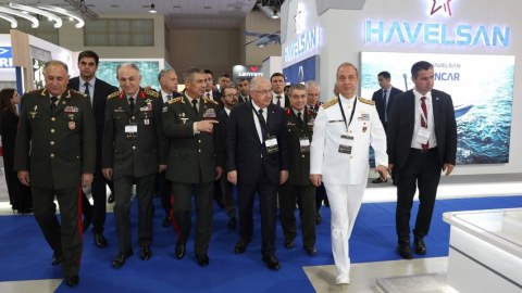 Türkiyənin müdafiə naziri Bakıda sərgi ilə tanış olub