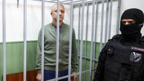 Eks-nazir müavininin evindən külli miqdarda pul tapıldı
