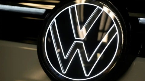 “Volkswagen” zavodlarını bağlayır