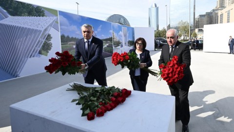 Dövlət və hökumət rəsmiləri&nbsp;Zəfər parkında - FOTO