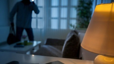 Xırdalanda mağazadan 5 noutbuk oğurlandı