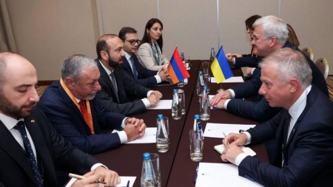 Mirzoyan ukraynalı həmkarı ilə müzakirələr aparıb