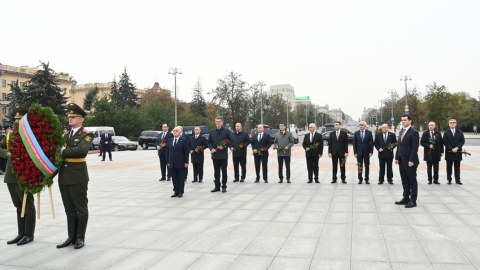 Əli Əsədov Minskdə Qələbə abidəsini ziyarət edib