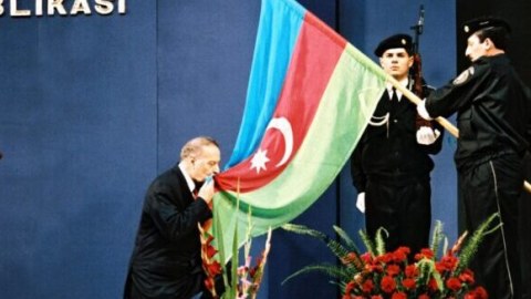 Milli müstəqillik mübarizəmizdə dönüş nöqtəsi – Cavanşir Feyziyev yazır…
