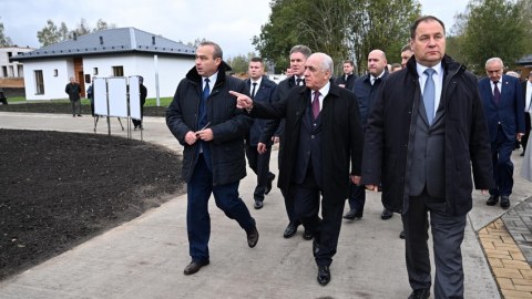 Əli Əsədov belaruslu həmkarı ilə yaşayış massivində - FOTO