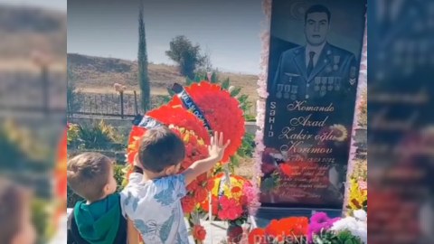 Şəhid övladları atalarının məzarı ilə DANIŞDI - VİDEO