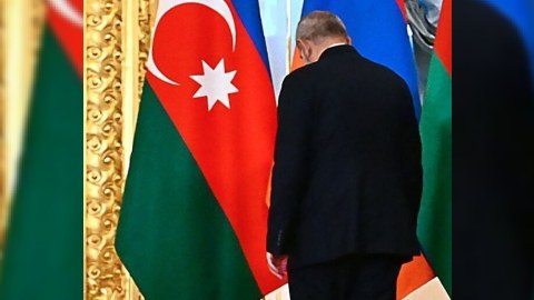 Paşinyanın bayrağımız qarşısında fotosu erməniləri dəli etdi - FOTO